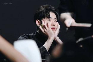 娱乐圈吃瓜爆料张云雷,娱乐圈风云再起，吃瓜爆料揭秘幕后真相  第1张